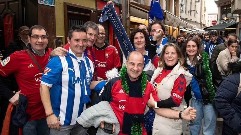 Buena armonía entre la afición de Osasuna y la de Vitoria en Pamplona. Deportivo Alavés.