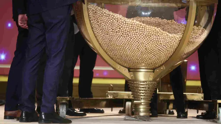 Varias personas rellenan los bombos del Sorteo Extraordinario de la Loterí­a de Navidad 202. EUROPA PRESS