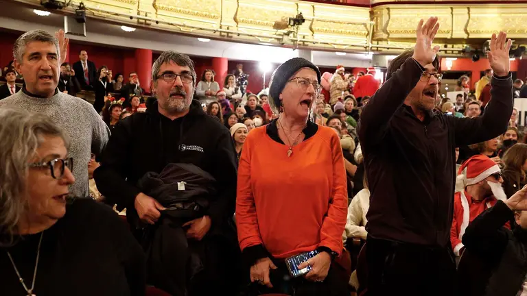 Un grupo de manifestantes interrumpen con gritos en favor de Palestina durante el Sorteo Extraordinario de Navidad celebrado este lunes en el Teatro Real de Madrid. EFE/Chema Moya