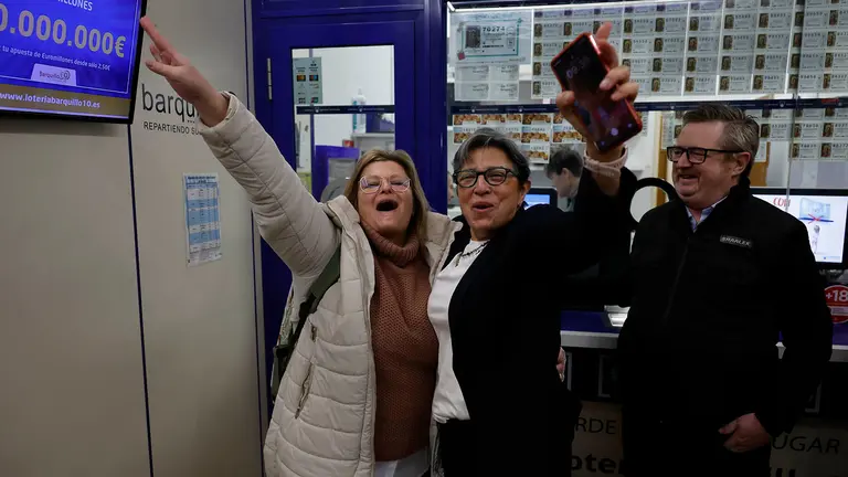 Administración de loterías del número 10 de la calle Barquillo, en Madrid, donde se ha vendido íntegramente el 70.048, el segundo premio del Sorteo Extraordinario de la Lotería de Navidad. EFE/Mariscal