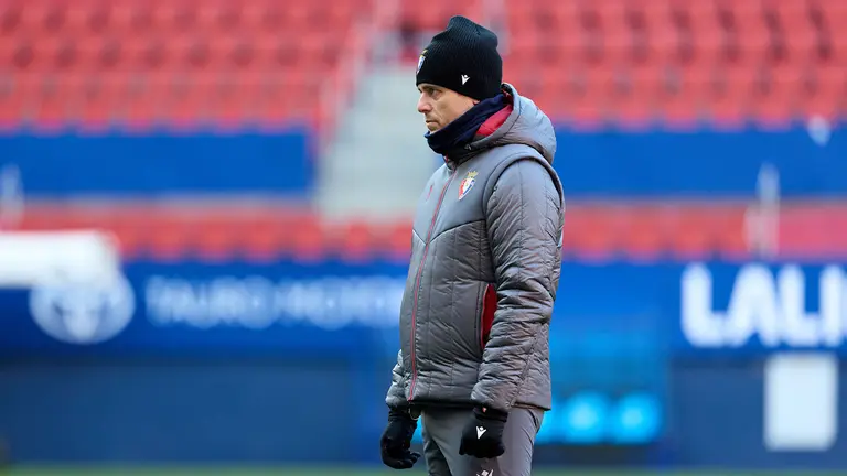 El entrenador italiano Alessio Lisci en un entrenamiento con su equipo en El Sadar. CA Osasuna.