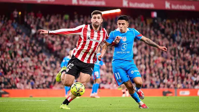 Jesús Areso con la camiseta del Athletic en pugna por el balón con Almada en San Mamés.Ricardo Larreina / AFP7 / Europa Press.