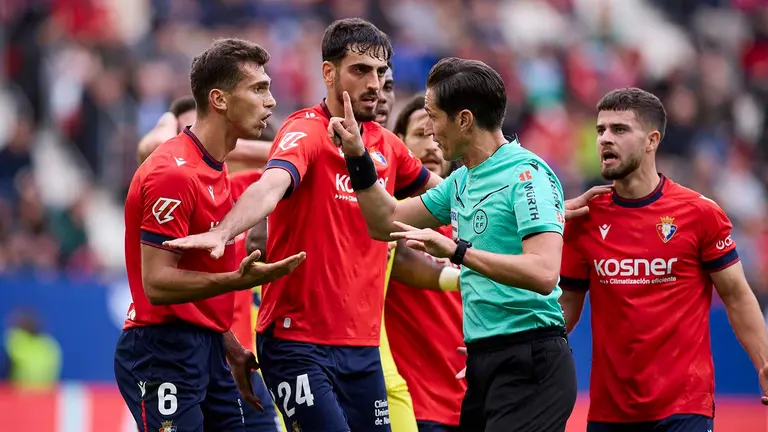 El árbitro Munuera Montero habla con jugadores de Osasuna en El Sadar. Ricardo Larreina / AFP7 / Europa Press.