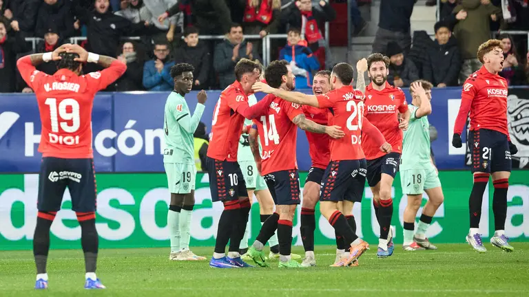 Los jugadores de Osasuna celebran el gol de Rubén García (1-0) durante el partido de La Liga EA Sports entre CA Osasuna y Athletic Club disputado en el estadio de El Sadar en Pamplona. IÑIGO ALZUGARAY