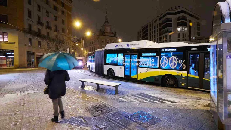 Una persona sujeta un paraguas mientras espera a una villavesa bajo la nieveEduardo Sanz / Europa Press