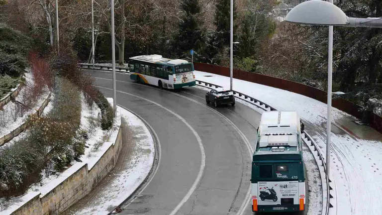 Dos villavesas circulan  por la cuesta de Labrit en un día de nieve en Pamplona. EFE