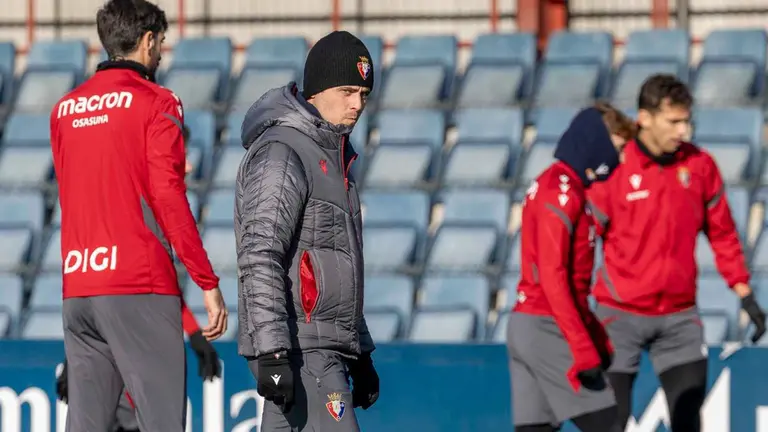 Alessio Lisci, con gorro, en un entrenamiento con su equipo. CA Osasuna.