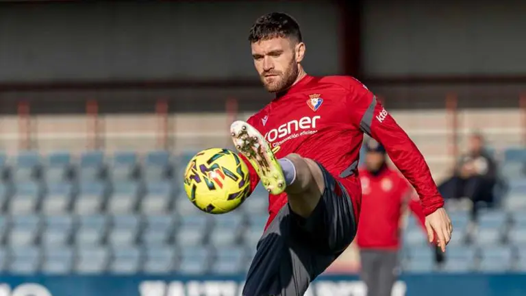 Javi Galán controla el balón en un entrenamiento con su equipo. CA Osasuna.