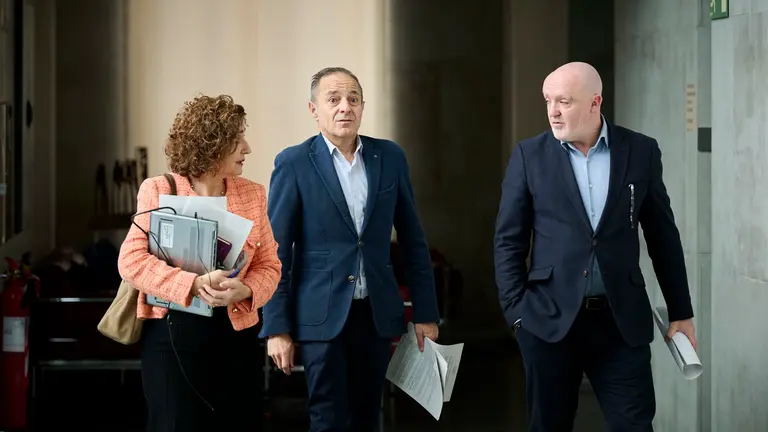 Yolanda Ibáñez, Juan Luis Sánchez de Muniáin y Javier Esparza de UPN en su llegada a la Mesa y Junta de Portavoces del Parlamento. PABLO LASAOSA