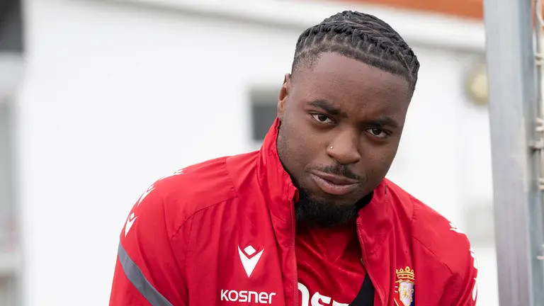 El defensa camerunés Enzo Boyomo en un entrenamiento en Tajonar. CA Osasuna.