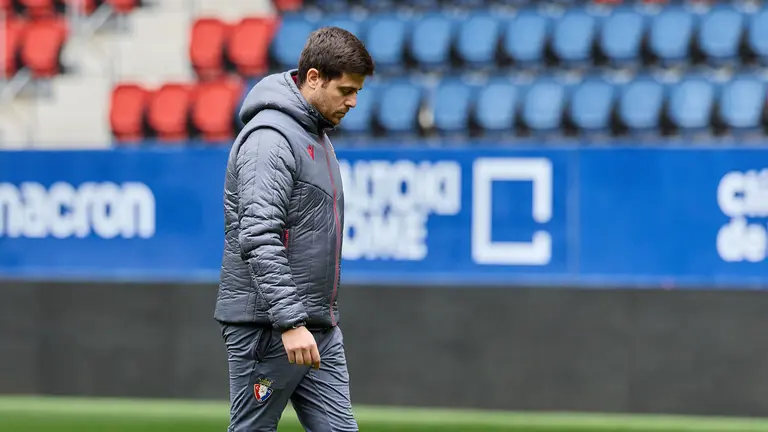 El entrenador italiano Alessio Lisci en el estadio de El Sadar. CA Osasuna.