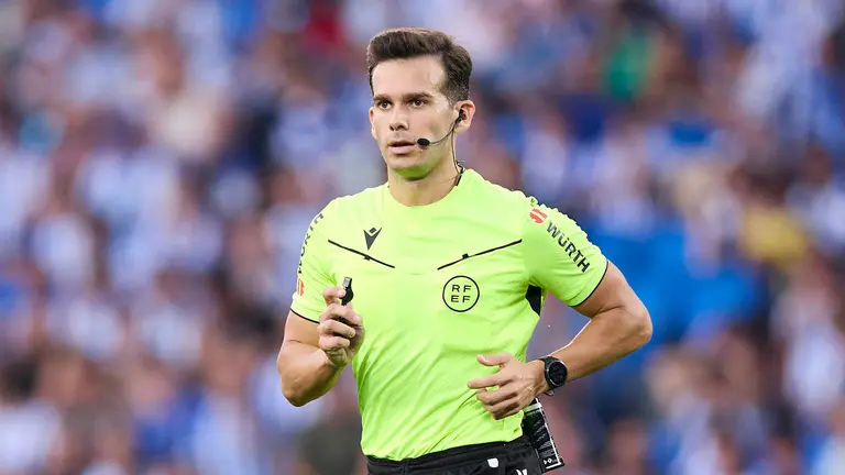 El árbitro andaluz de primera división Quintero González. Ricardo Larreina / AFP7 / Europa Press.