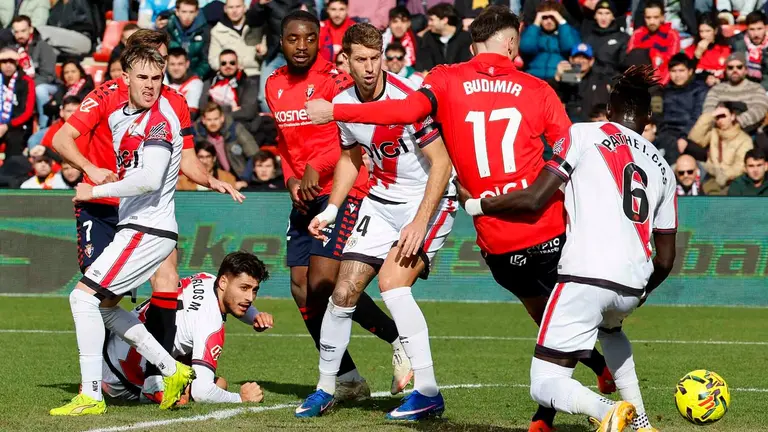 El delantero del Osasuna, Ante Budimir (2d) marca ante el Rayo Vallecano durante el partido de Liga entre el Rayo Vallecano y Osasuna que se disputa este sábado en el estadio de Vallecas. EFE/Mariscal