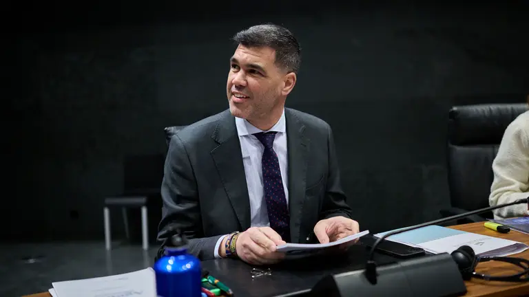 Javier García, del PPN, en su asiento del Parlamento. PABLO LASAOSA