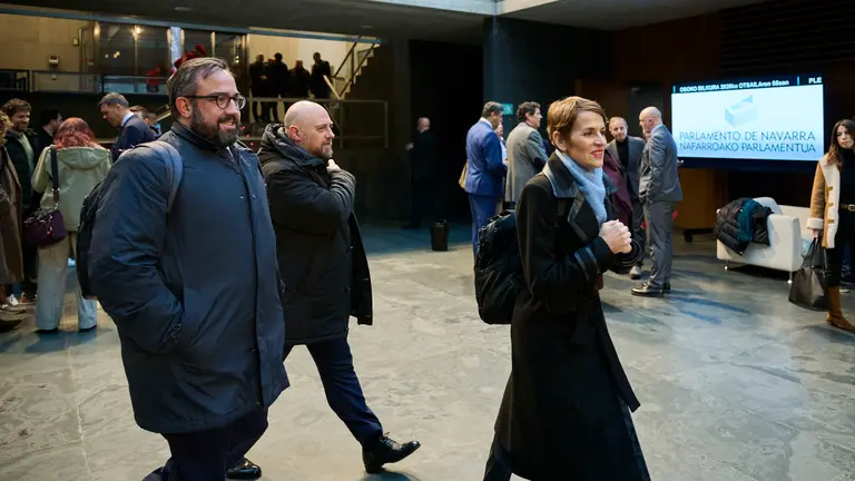 Javier Remírez, vicepresidente del Gobierno de Navarra, junto a José Luis Arasti, consejero de Economía y Hacienda, y María Chivite, presidenta del Gobierno de Navarra, durante el Pleno del Parlamento. PABLO LASAOSA