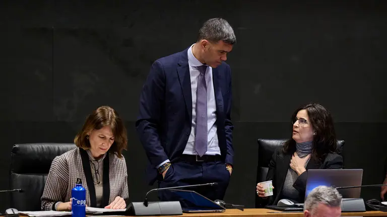Javier García, del Partido Popular de Navarra (PPN), junto a Maribel García Malo, del PPN, durante el Pleno del Parlamento de Navarra. PABLO LASAOSA