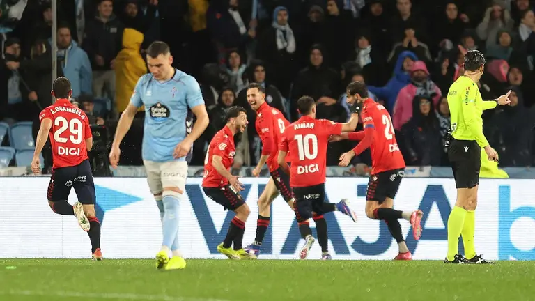 Los jugadores de Osasuna celebran el segundo gol, durante el partido de LaLiga que Celta de Vigo y CA Osasuna han disputado este viernes en el estadio de Balaídos. EFE/Salvador Sas