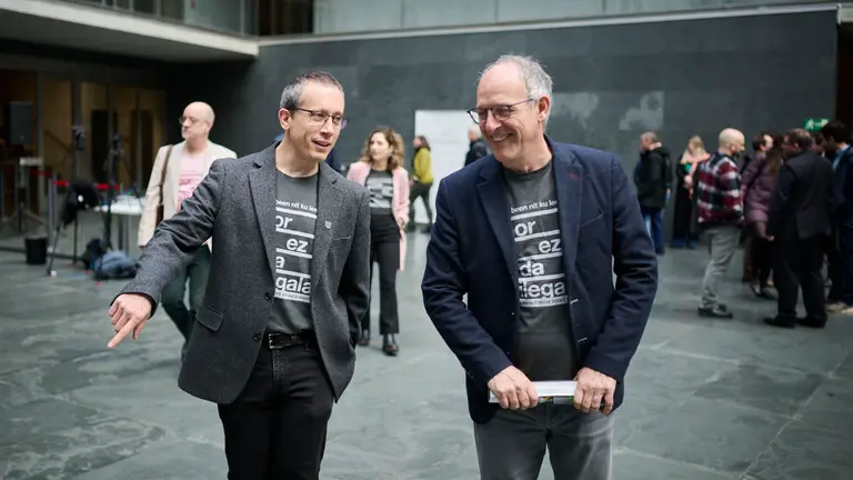 Mikel Zabaleta y Adolfo Araiz, de EH Bildu, durante el Pleno del Parlamento de Navarra. PABLO LASAOSA