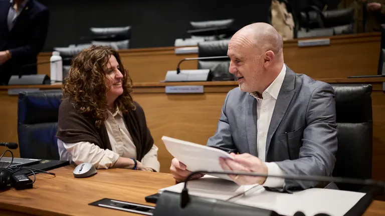 Marta Álvarez, de UPN, junto a Javier Esparza, de UPN, durante el Pleno del Parlamento de Navarra. PABLO LASAOSA