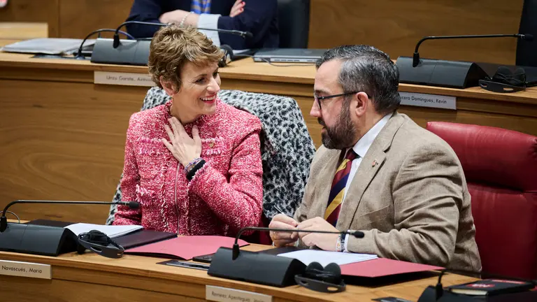 María Chivite, presidenta del Gobierno de Navarra, junto a Javier Remírez, vicepresidente del Gobierno, durante el Pleno del Parlamento. PABLO LASAOSA
