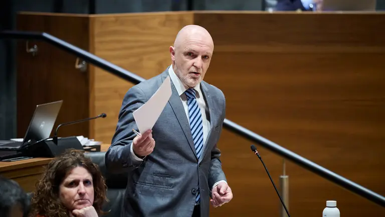 Javier Esparza, de UPN, durante el Pleno del Parlamento de Navarra. PABLO LASAOSA