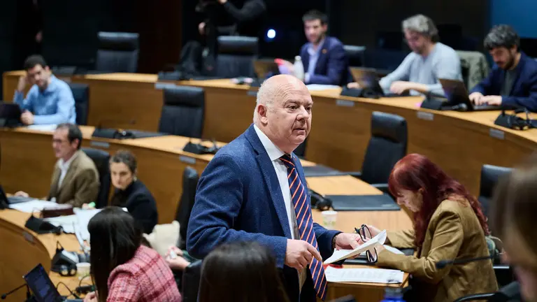 Emilio Jiménez, parlamentario de Vox, durante el Pleno del Parlamento de Navarra. PABLO LASAOSA