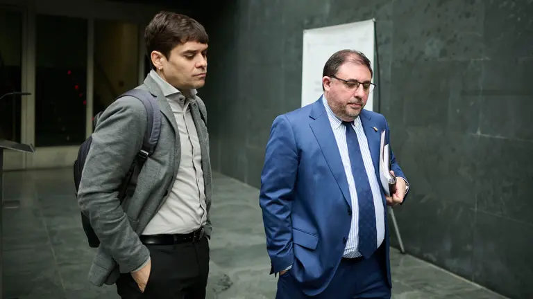 Pablo Azcona, de Geroa Bai, junto a Unai Hualde, presidente del Parlamento, durante el Pleno del Parlamento de Navarra. PABLO LASAOSA