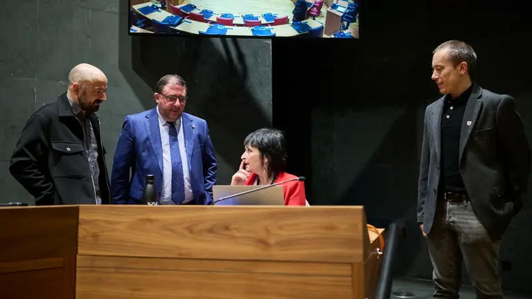 Unai Hualde, presidente del Parlamento de Navarra, junto a Laura Aznal y Mikel Zabaleta, de EH Bildu, durante el Pleno del Parlamento de Navarra. PABLO LASAOSA
