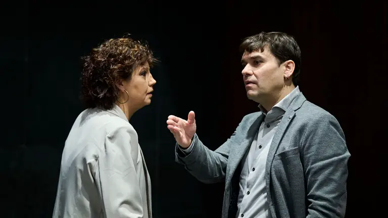 Ainhoa Unzu, del PSN, junto a Pablo Azcona, de Geroa Bai, durante el Pleno del Parlamento de Navarra. PABLO LASAOSA