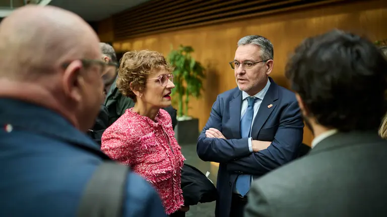 María Chivite, presidenta del Gobierno de Navarra, junto a Juan Luis García, consejero de Universidad, Innovación y Transformación Digital, durante el Pleno del Parlamento de Navarra. PABLO LASAOSA