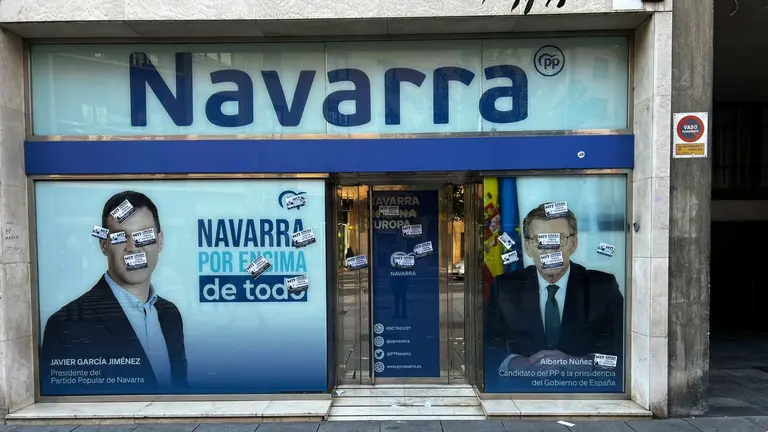 Estado en el que ha aparecido la sede del PP de Navarra en Pamplona durante la jornada de huelga general.
