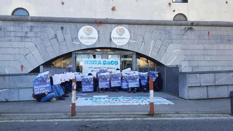 Bloquean el acceso a Educación. LAB