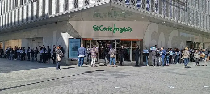 Los huelguistas rodean El Corte Inglés en Pamplona. LAB