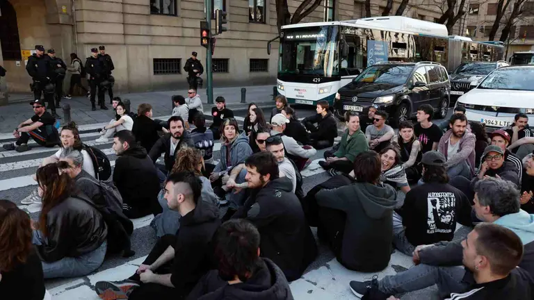 Un grupo de manifestantes corta con una sentada la avenida de Navarra. EFE/ Jesus Diges