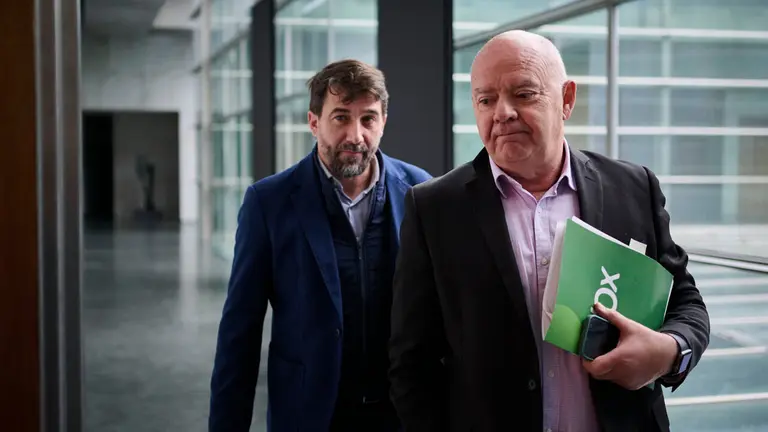 Emilio Jiménez de VOX en su llegada a la Mesa y Junta de Portavoces del Parlamento. PABLO LASAOSA