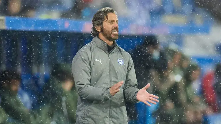 El entrenador del Alavés, Quique Sánchez Flores, delante del banquillo de su equipo.  AFP7 / Europa Press.