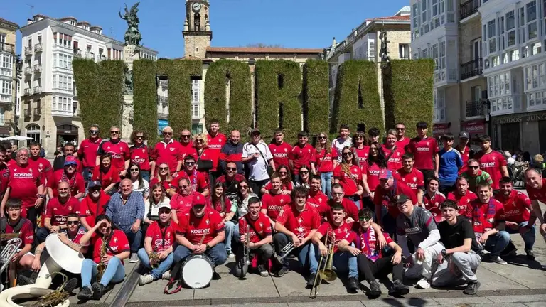 La peña Vianesa Mendaviesa de Osasuna posa en la plaza de la Virgen Blanca en Vitoria. Instagram.