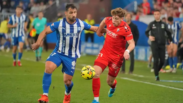 El defensa del Alavés, Jonny Otto (i), disputa el balón ante el delantero de Osasuna, Victor Muñoz, durante el encuentro correspondiente a la jornada 30 de la Liga EA Sports que disputaron Alavés y Osasuna en el estadio de Mendizorroza, en Vitoria. EFE / L. Rico.