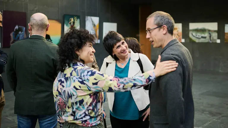 Laura Aznal y Mikel Zabaleta, de EH Bildu, durante el Pleno del Parlamento de Navarra. PABLO LASAOSA