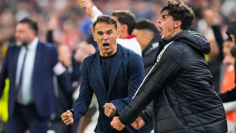 Luis García Plaza, en el centro de la imagen, en el banquillo del Sevilla. AFP7 / Europa Press.