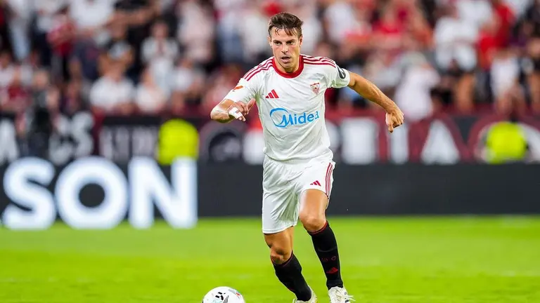 César Azpilicueta con la camiseta del Sevilla FC. Joaquin Corchero / AFP7 / Europa Press.