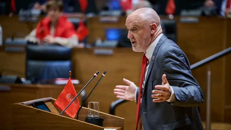 Javier Esparza, de UPN, interviene en el Pleno del Parlamento de Navarra. PABLO LASAOSA