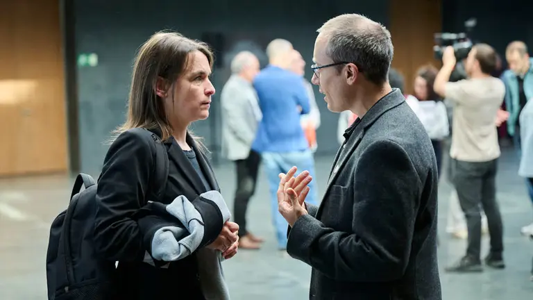Begoña Alfaro, consejera de Vivienda, junto a Mikel Zabaleta, de EH Bildu, durante el Pleno del Parlamento de Navarra. PABLO LASAOSA