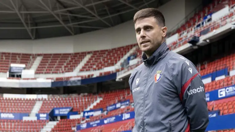 El técnico italiano Alessio Lisci en el estadio de El Sadar. CA Osasuna.