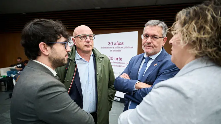 Carlos Gimeno, consejero de Educación, junto a Juan Luis García, consejero de Universidad, Innovación y Transformación Digital, durante el Pleno del Parlamento de Navarra. PABLO LASAOSA