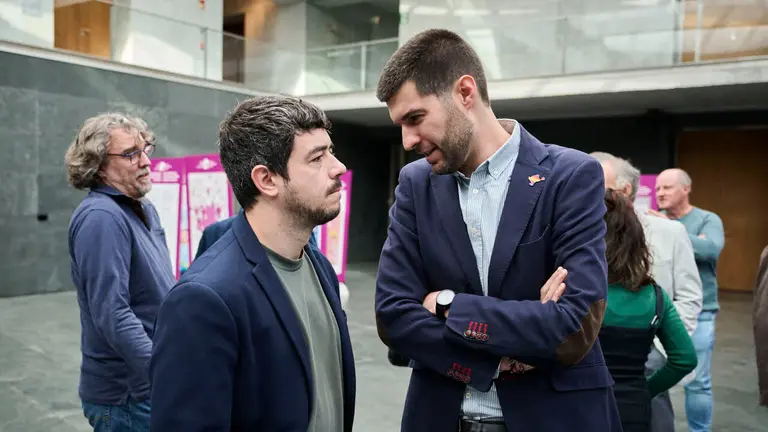 Miguel Garrido y Carlos Guzmán, de Contigo Navarra, durante el Pleno del Parlamento de Navarra. PABLO LASAOSA