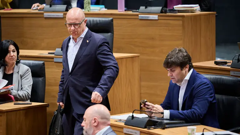 Carlos Gimeno, consejero de Educación, junto a Pablo Azcona, de Geroa Bai, durante el Pleno del Parlamento de Navarra. PABLO LASAOSA