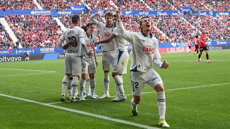 Los jugadores del RCD Espanyol celebran el gol de Carlos Romero (0-1) durante el partido de La Liga EA Sports entre CA Osasuna y RCD Espanyol disputado en el estadio de El Sadar en Pamplona. IÑIGO ALZUGARAY