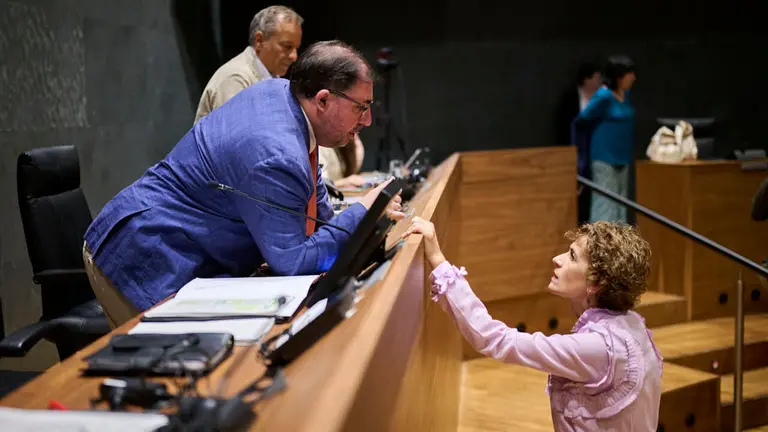 Unai Hualde, de Geroa Bai, junto a María Chivite, presidenta del Gobierno de Navarra, durante el Pleno del Parlamento de Navarra. PABLO LASAOSA