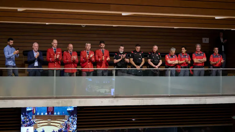 Minuto de silencio en el Parlamento de Navarra en recuerdo de los cinco policías forales fallecidos en un accidente de tráfico. PABLO LASAOSA